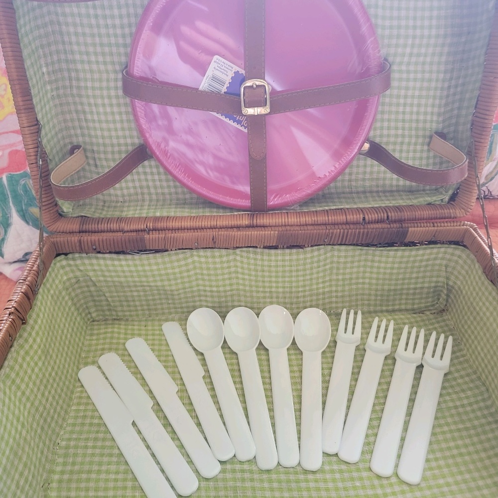 Wicker Picnic Basket Vintage